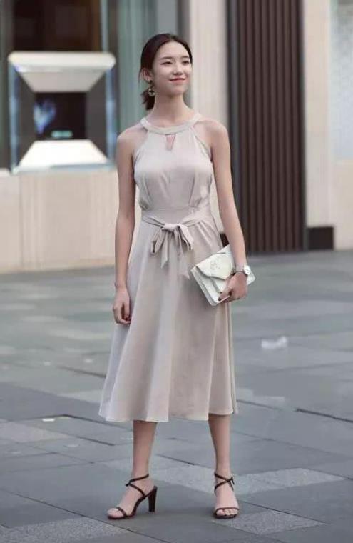 靓丽|街拍身材曼妙的小姐姐,一条牛仔短裤,尽显靓丽大长腿