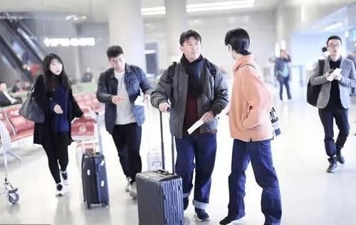 黄磊|明星老婆真会穿,羊羔毛外套搭配牛仔裤,身材不错很是温柔