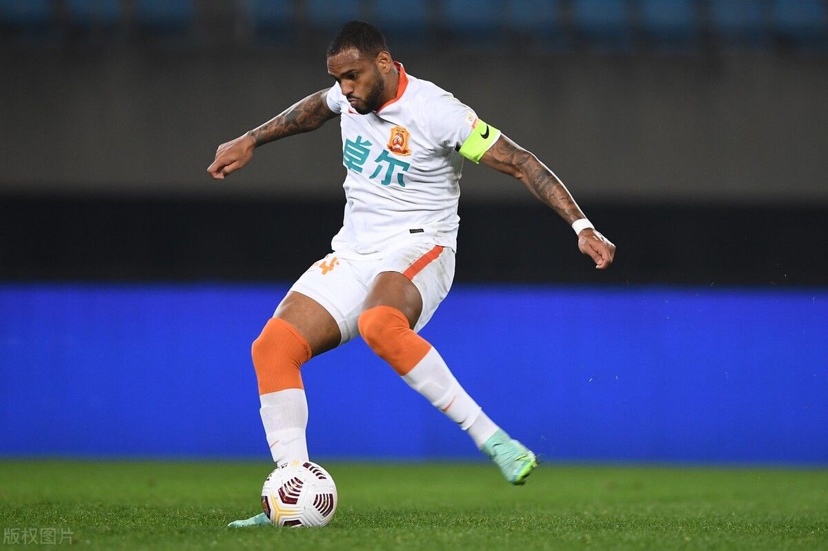 武漢隊(duì)|中超-武漢5-2逆轉(zhuǎn)送青島11連敗 鴨梨趙宏略皆雙響拉斐爾劉云建功