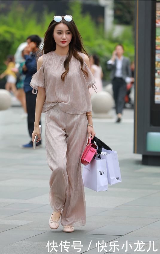 最舒适的穿搭，露肩上衣搭配阔腿裤，简单又时尚