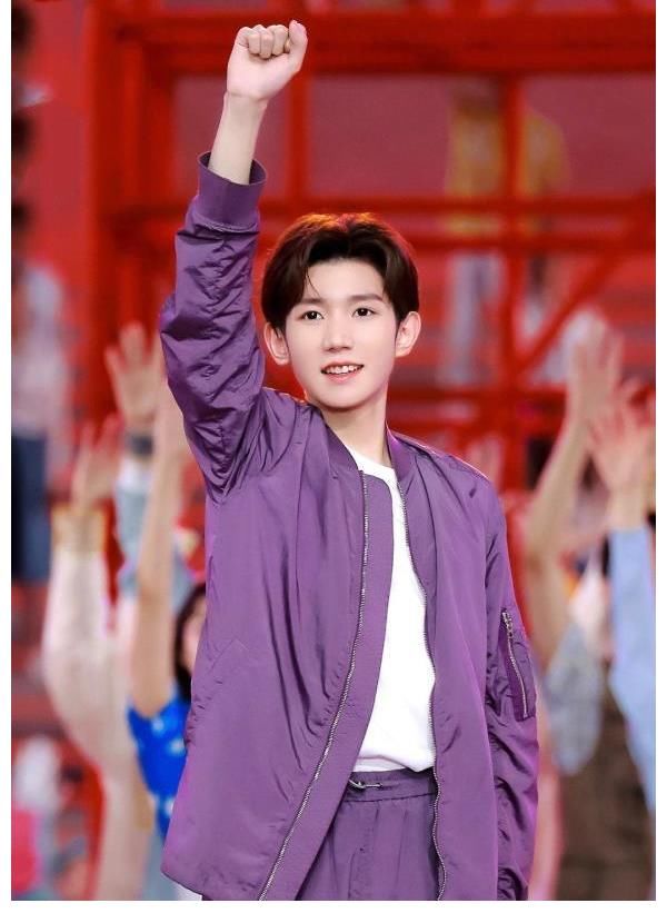 七一|王源七一活动表演亮点足，目光坚定一心向党，就连影子都与众不同