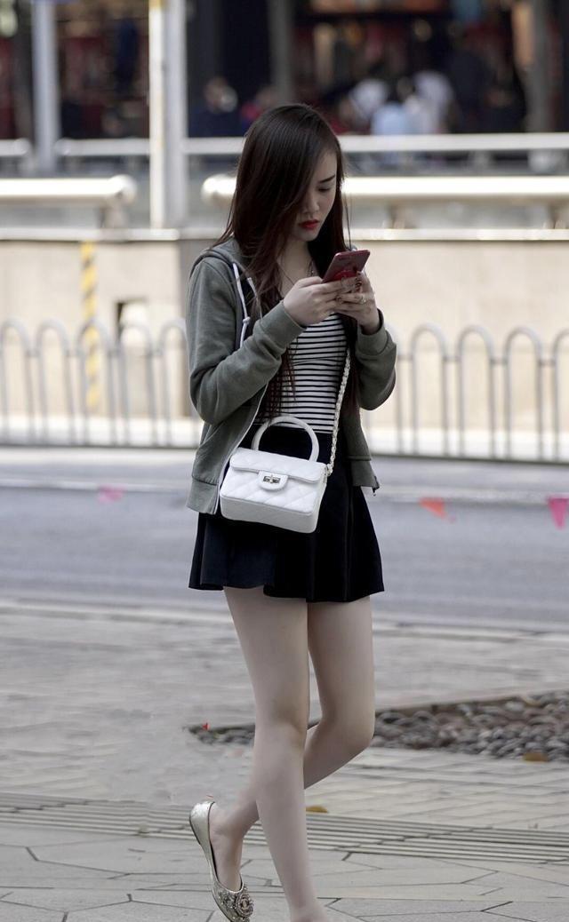 平底鞋 高跟鞋“失宠”了，穿短裙要这么搭鞋子，舒适与气质都有了！