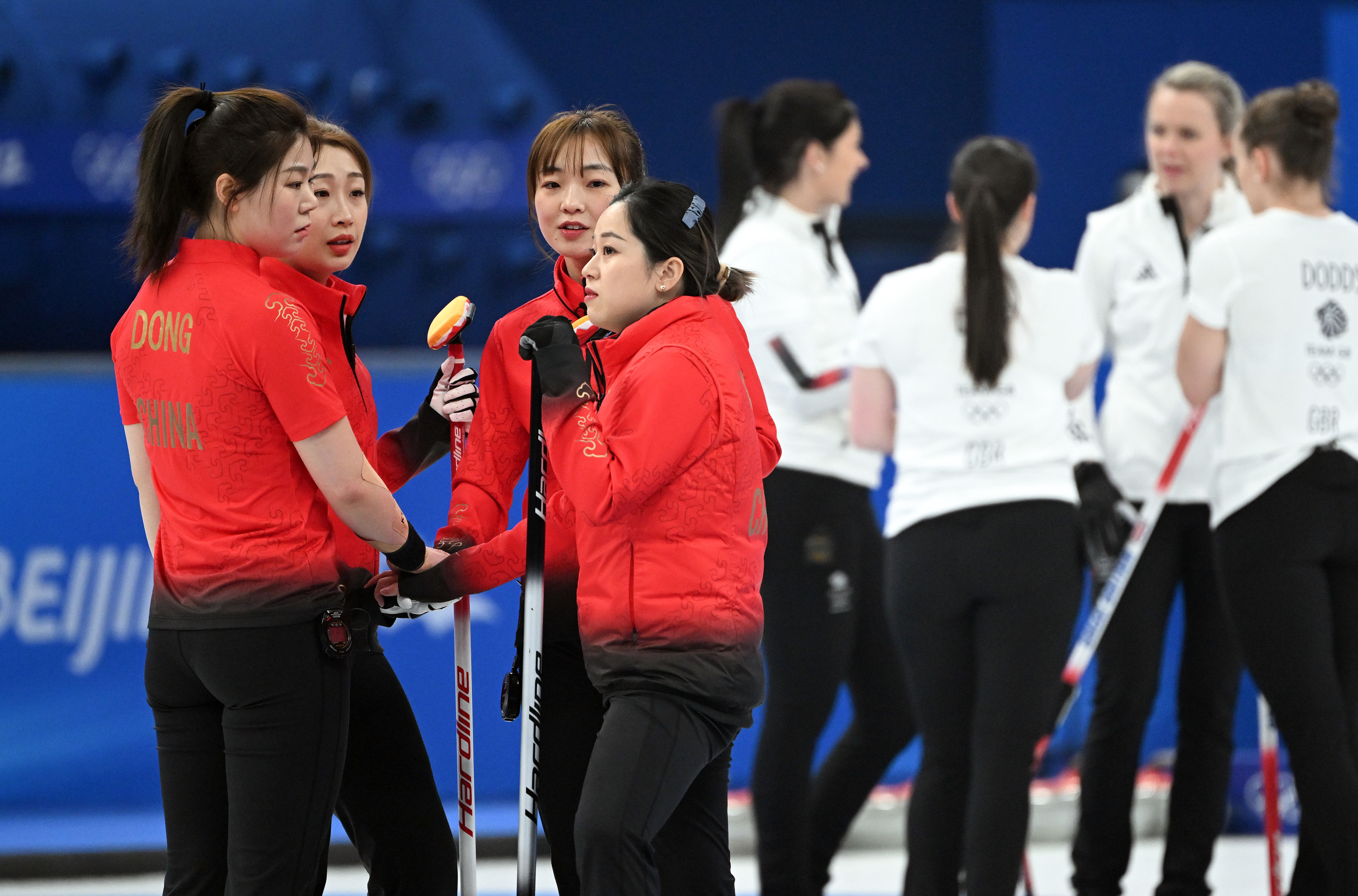 中国冰壶队外教林霍尔姆：女队再度变阵是集体讨论决定|北京冬奥会·冰壶| 英国队