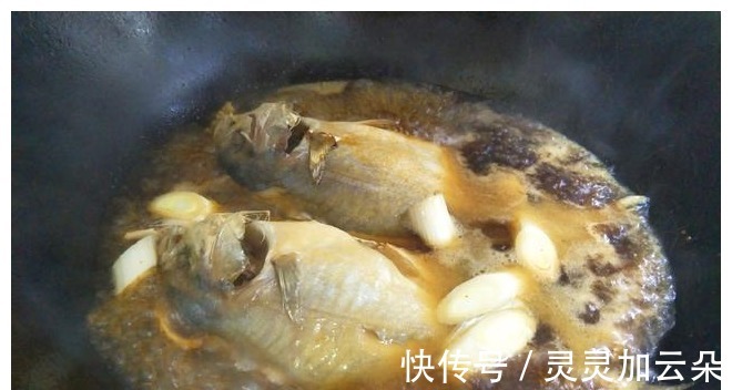 生姜汁|煎鱼时，容易粘锅掉皮，教你详细做法，鱼皮不掉还入味！