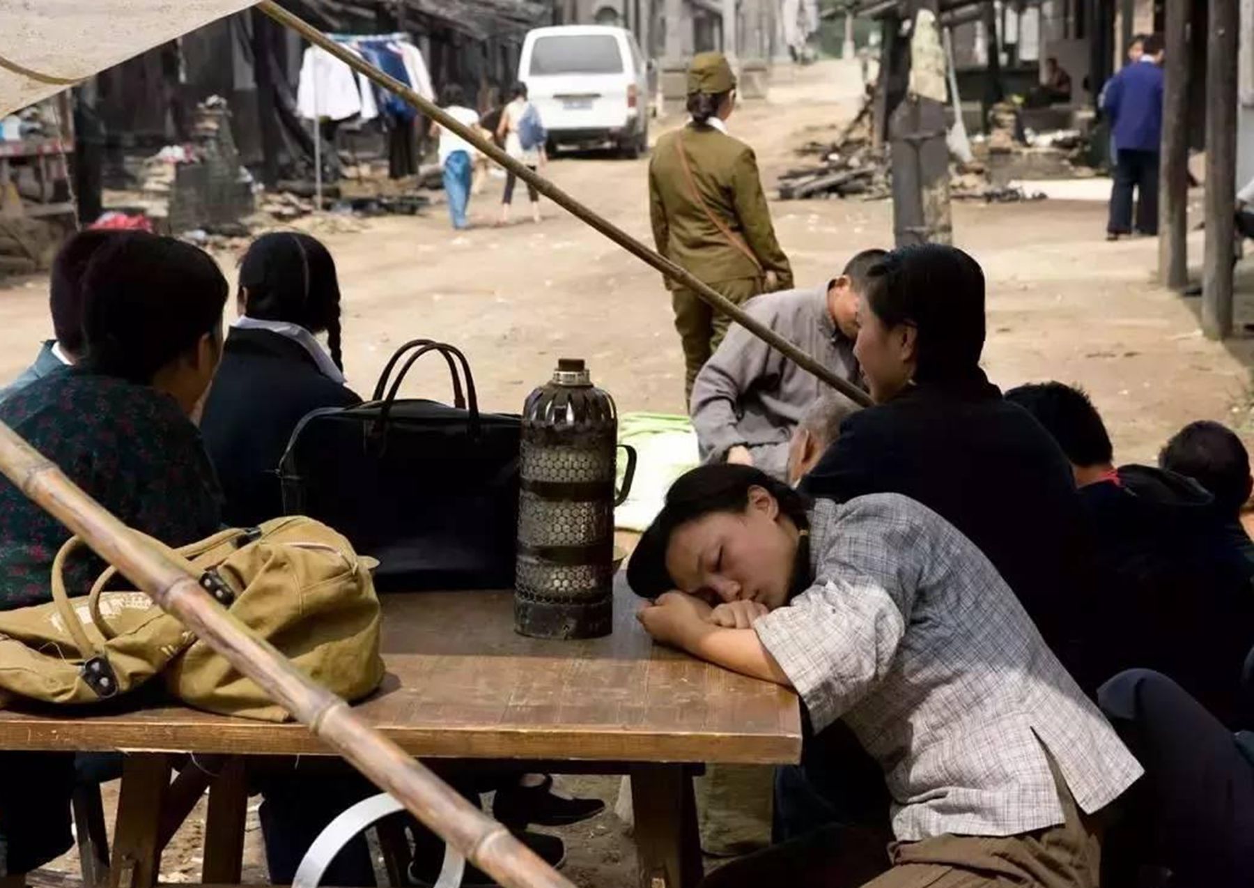 橫店20萬群演現狀：美女成群蹲地上吃盒飯，卻想著“一夜成名”