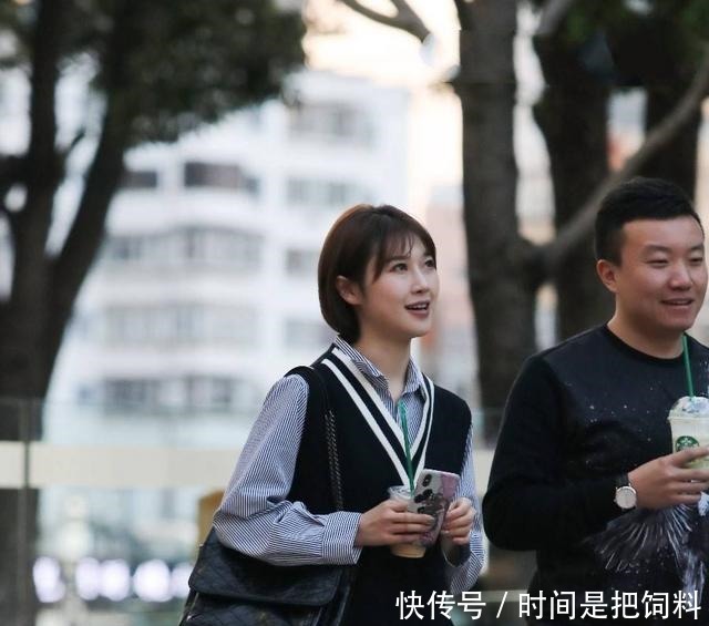 街拍白色豹纹小姐姐很有范儿,诺隐诺现的黑色很有诱惑感!