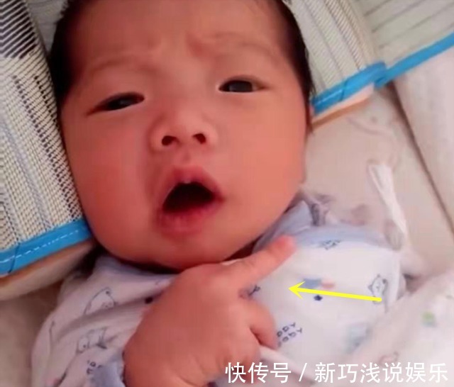 胎脂|新生儿回家后“审视”周围环境,随后眯着眼睛笑:可以享福了!
