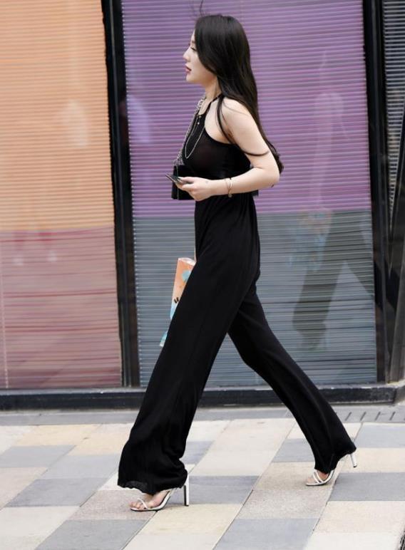 身材高挑|端庄大方的短发美女,休闲西装搭配蓝色牛仔裤,给人清爽利落的感觉