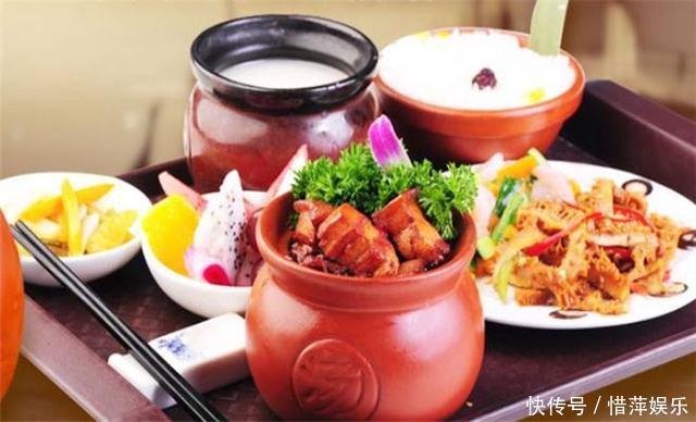 中年夫妻用瓦罐焖做海鲜,一天卖500罐,女顾客:能连罐子端走吗