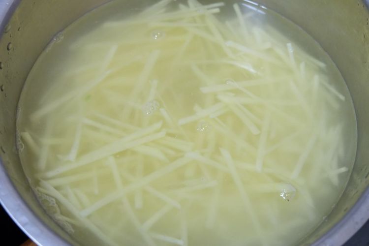 韭菜和土豆这样做,比吃肉还解馋,连吃一周也不腻