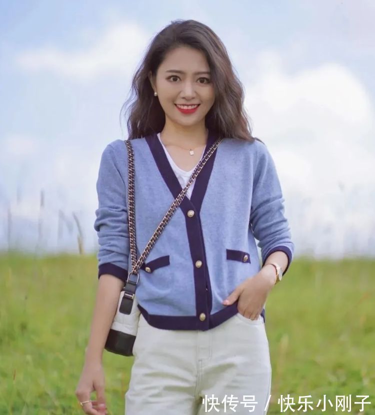 搭配 针织衫搭配直筒牛仔裤,浅蓝深蓝的搭配很高级,针织衫显瘦不少!