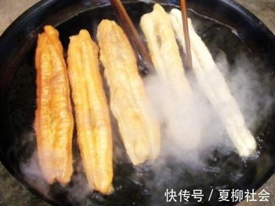 大厨|炸油条时，别只会用泡打粉！大厨教你正确做法，香软蓬松又健康