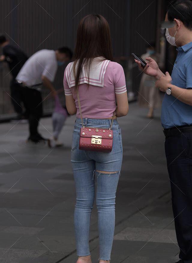 街拍|街拍:小姐姐另类粉紫色水手服,搭配性感破洞裤,成熟与可爱并存