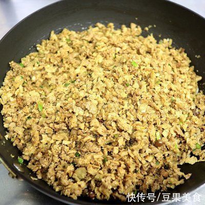 黄豆酱|#不容错过的鲜美滋味# 喷香有营养的猪肉干笋全麦包子