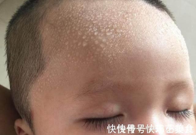 宝爸|孩子睡着就满头大汗,是缺钙吗?真相没那么简单,爸妈要当心