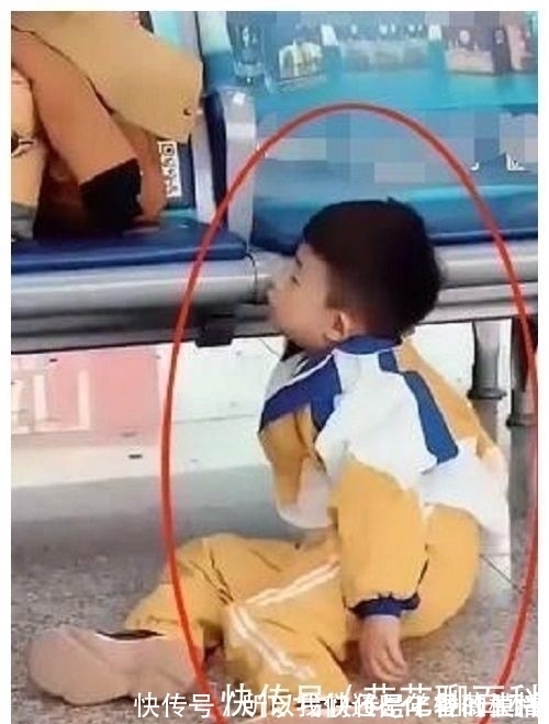 孩子|爸爸怀里抱着女儿,儿子一脸委屈坐在地上,直言我是捡来的吧