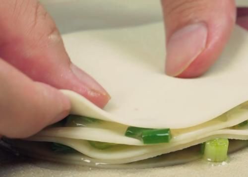 早餐|用饺子皮做成的葱油饼，孩子特爱吃的早餐，香嫩多层，解馋营养