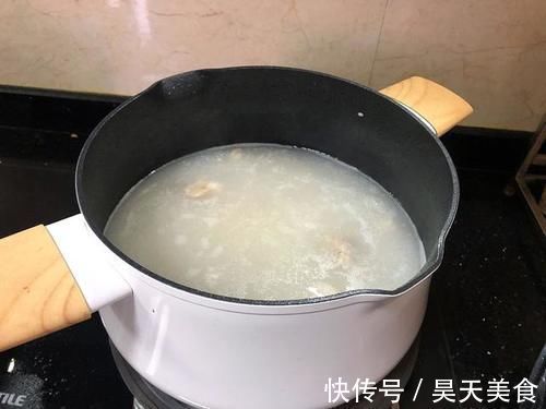 炖骨头汤，牢记“2不放”，骨汤浓白鲜美，味道香还无腥味