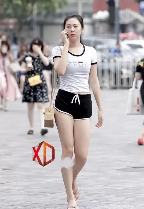 小姐姐|路人街拍休闲时尚的运动风小姐姐，一双大长腿叱咤街头