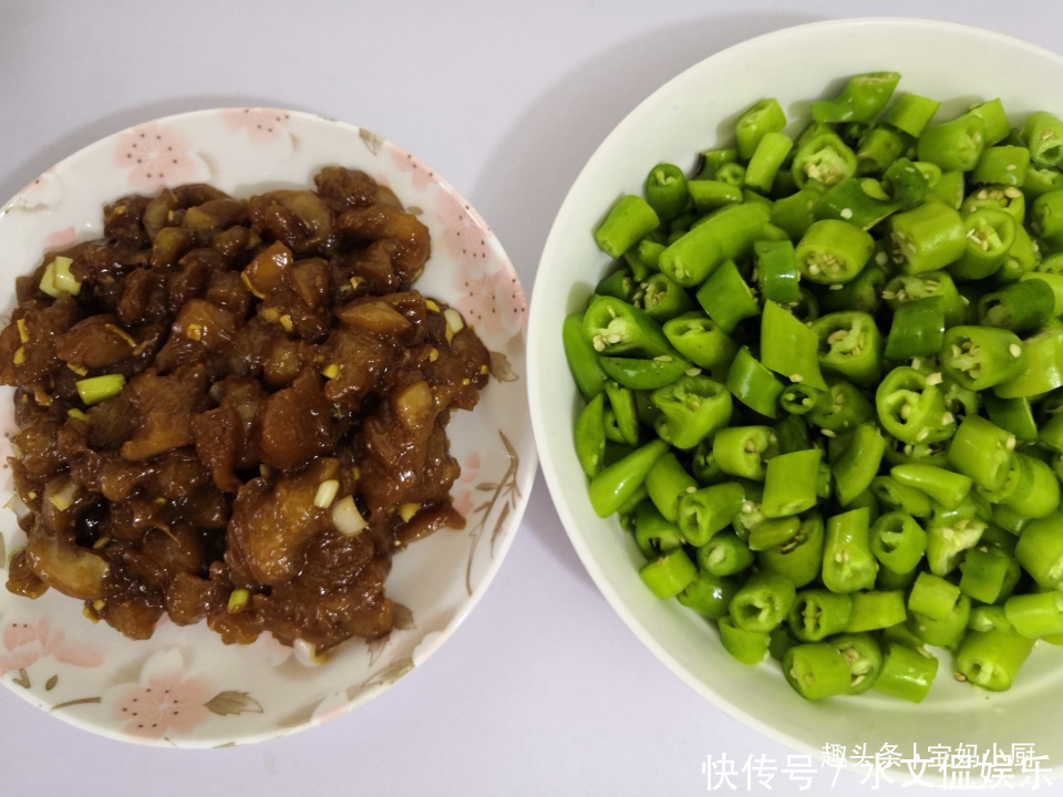 鸡胸肉|晚餐,宝爸做了拿手菜,鸡胸肉多一步,香又嫩,给猪肉都不换