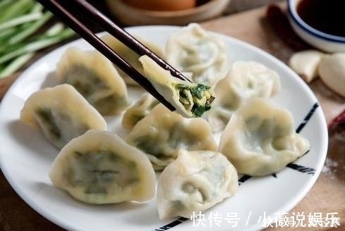 煮饺子时,要不要盖锅盖饺子馆大妈教你正确做法,不破皮更好吃