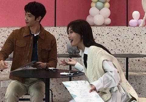 嘟嘴卖萌 杨超越综艺路透曝光,嘟嘴卖萌样样在行,同期录制嘉宾才是亮点