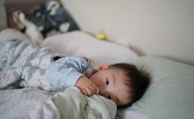 宝妈|宝宝睡觉时喜欢“滚来滚去”?是在发出3个信号,宝爸宝妈要读懂