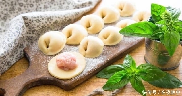 饺子皮|生饺子千万别直接放冰箱,学会店老板的小诀窍,再也不怕开裂粘皮