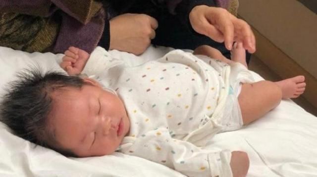 夏女士|6个月宝宝紧握小手,奶奶察觉不对带去医院检查,医生太迟了
