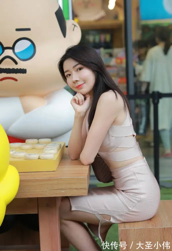 半身裙|美女街拍:蜜粉色半身裙套装淡雅知性,时尚又修身,凸显气质的同时还显身材