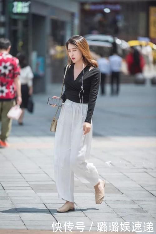 颜色|美女搭配一双荧光绿的高跟鞋，在颜色的搭配上做到了很好的诠释