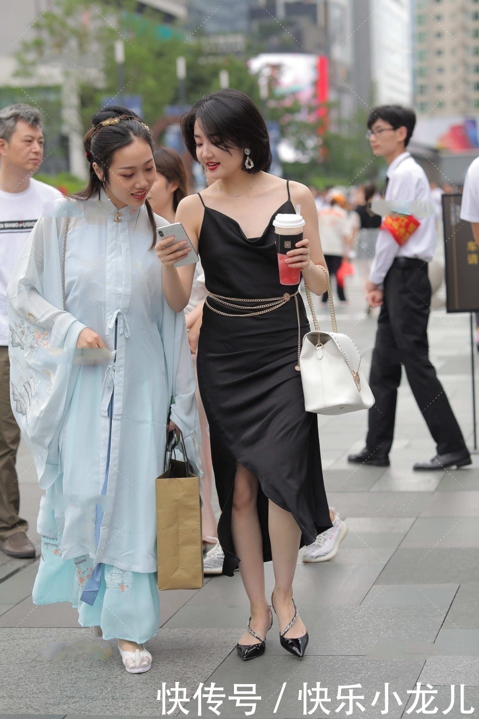 连衣裙|姜黄色收腰连衣裙,勾勒婀娜多姿的身段,搭配大波浪发型时尚大气