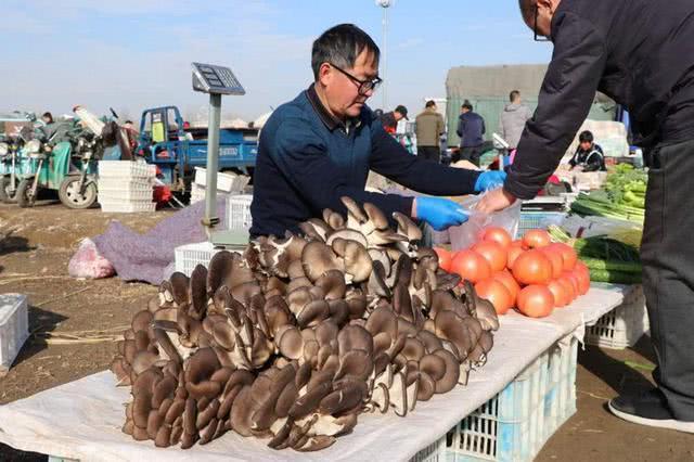 买西红柿时，碰到3种西红柿转身就走，菜贩子自己都不吃！