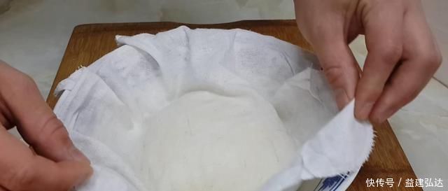 以后面粉就这样做,不发面不烫面,比鸡蛋饼好吃,个个香脆鼓大泡