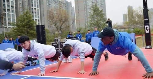 锻炼|男人做俯卧撑,多少才算标准,经常做俯卧撑,能带来什么好处