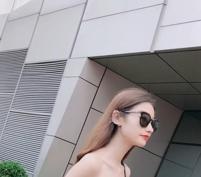 美女一袭绿色长裙,优雅知性!