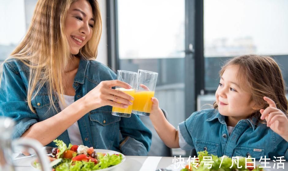 饮料|3岁以内的宝宝,家长尽量不要给喝果汁,没营养又加重负担