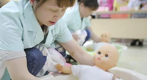 虐娃|月嫂进屋后感觉不对，抱起孩子撒腿就跑，事后家长奖励她3万块