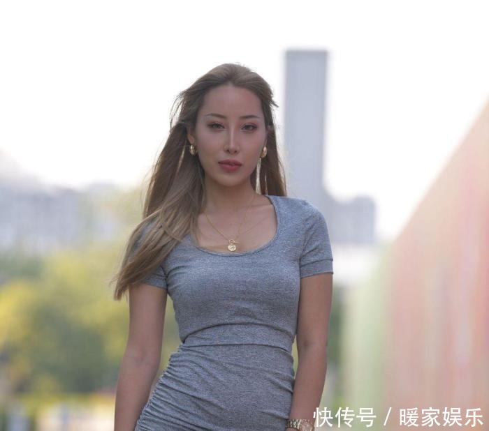 街拍美女灰色系贴身连衣包臀裙,款款大方,为美丽加分