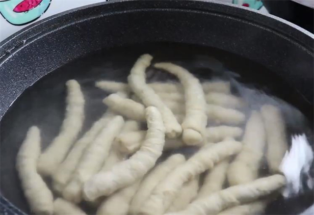 面筋|教你纯手工自制烤面筋,香辣过瘾又解馋,吃着干净卫生又放心