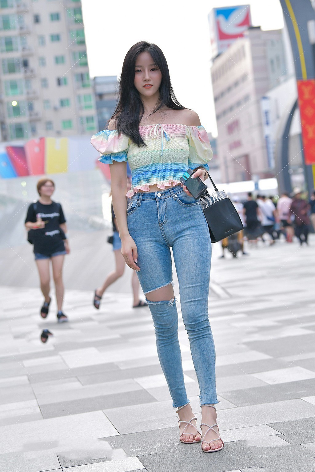 设计|谁不爱一字肩穿搭呢? “彩虹色+花朵形状”设计, 甜美又可爱!