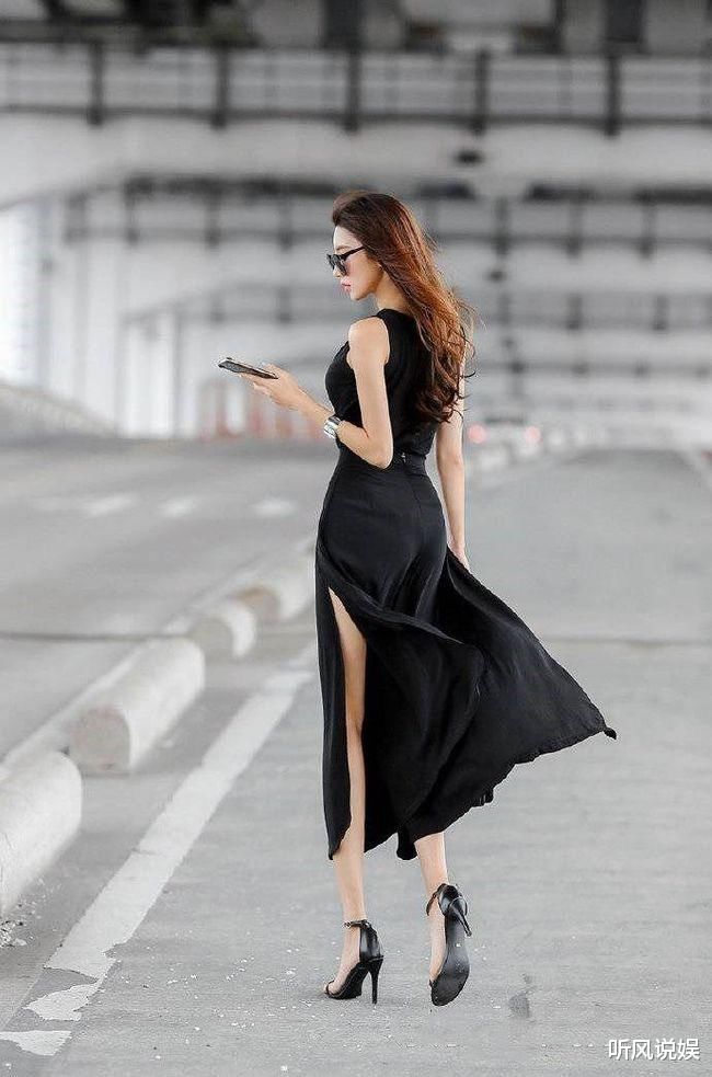 街拍美女：选对服装才有美感，小姐姐开衩裤穿出了模特的既视感