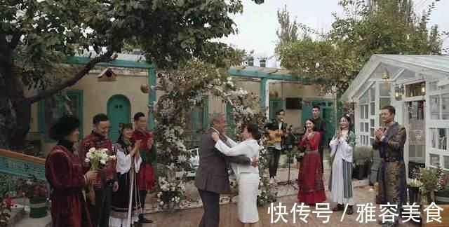 李亞鵬亮相央視綜藝，穿藍(lán)袍與撒貝寧組CP，合唱王菲的歌不尷尬