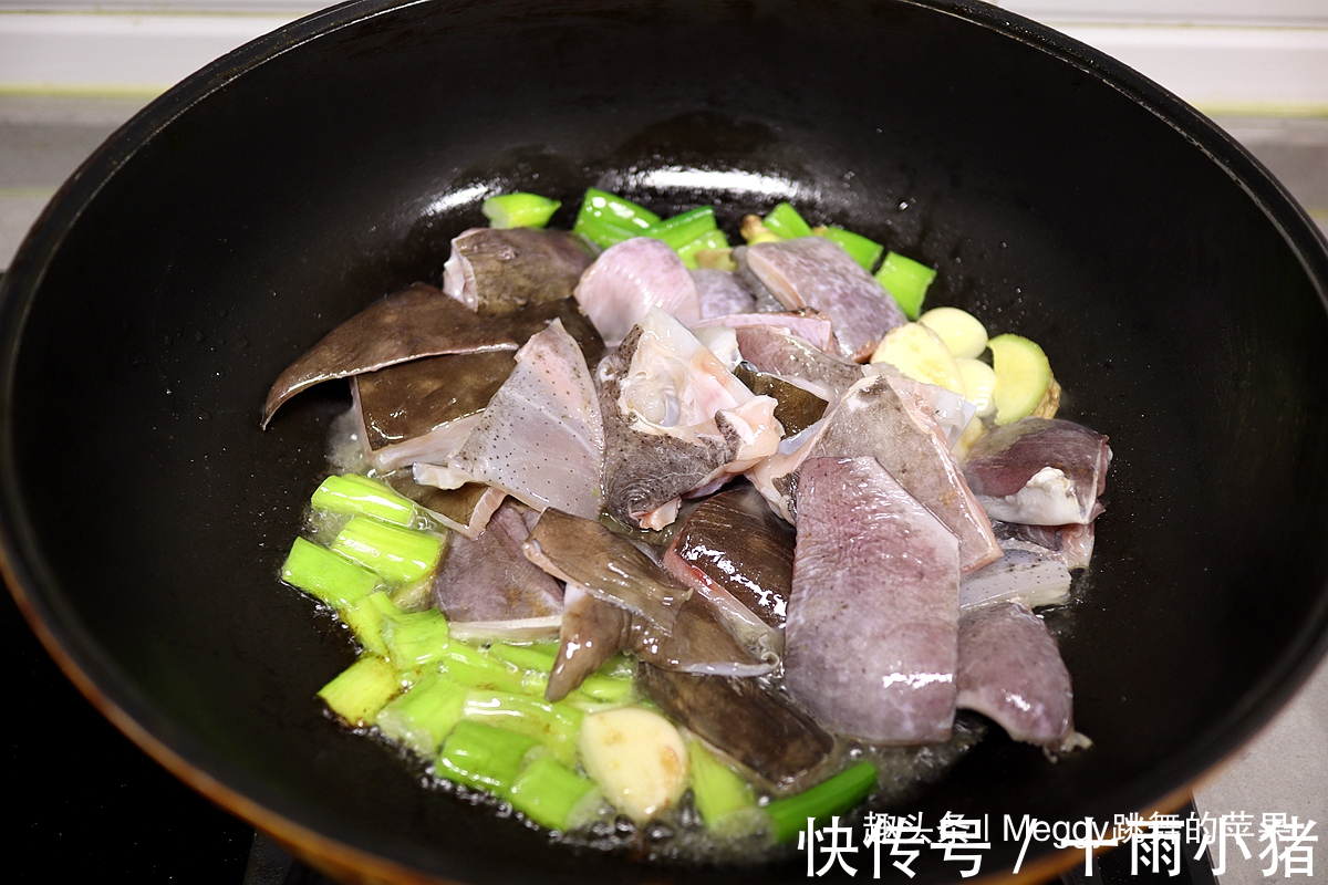 这鱼被称“老板鱼”,是魔鬼鱼的亲戚,全身无刺,鲜美不舍得挪筷