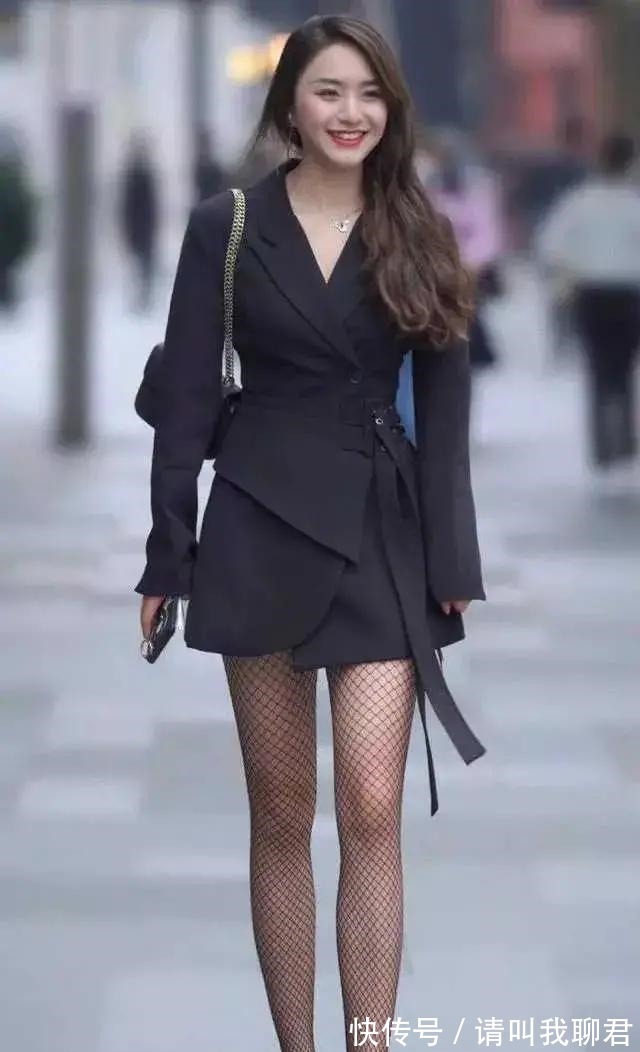 网袜 炎炎烈日下,黑色风衣配网袜,穿出了都市女强人的任性和性感!