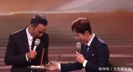 何炅|何炅金鹰奖再现高情商圆场,任达华打翻点心,何老师的反应和修养令人叫绝