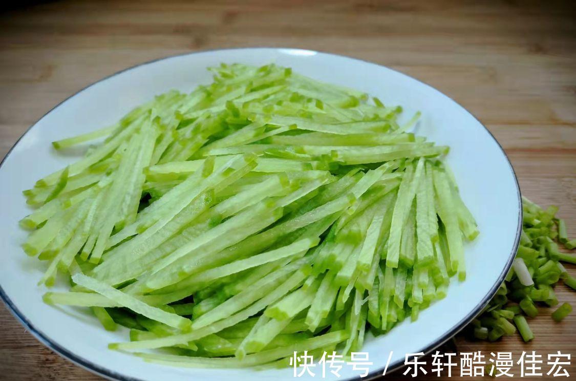 天冷了,这汤我家两天煮一次,清爽不油腻,暖和又顺气,便宜好喝