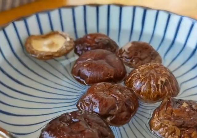 糯米别包粽子了,加2块钱饺子皮,比粽子还好吃,上桌家人抢着吃