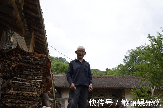 墨斗&名叫李根的82岁老木匠,一天精工制作两个小方凳,坐在家里就卖完