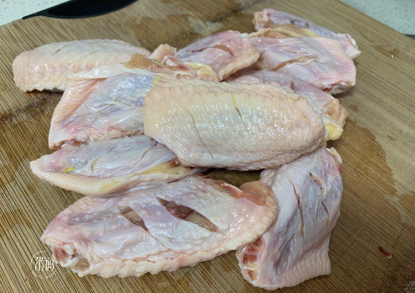 鸡翅|鸡翅这样煮不用一滴油，表皮酥香，肉质鲜嫩，比可乐鸡翅好吃多了